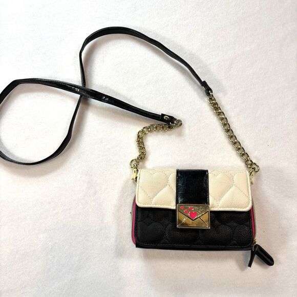 BETSEY JOHNSON XOX Small Quilted Crossbody Bag Black Ivory With Gold Tone Clasp - Picture 1 of 10